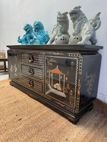 Mueble estilo oriental con escenas.