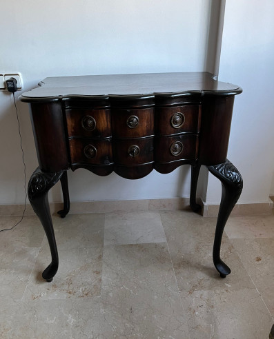 Mueble bajo holandés, estilo georgiano (hacia 1880) con dos cajones con formas.