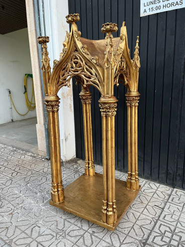 Manifestador en estilo gótico para imagen religiosa.