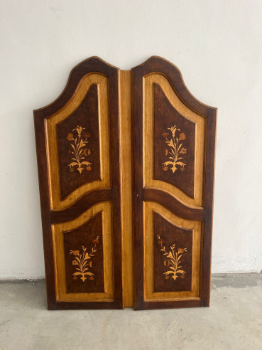 Pareja de puertas de armario o alacena en madera de roble con marquetería.