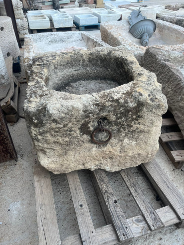 Antiguo pilón con cadena para el amarre de los animales.