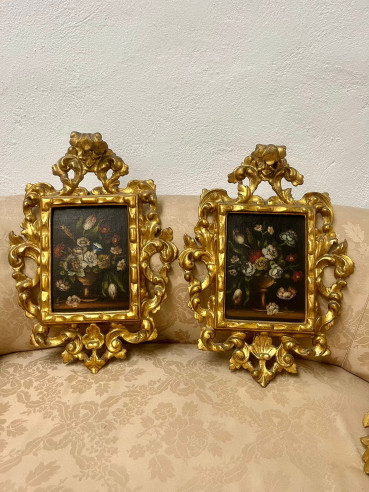 Pareja de cornucopias talladas en madera con óleo floral sobre tabla.