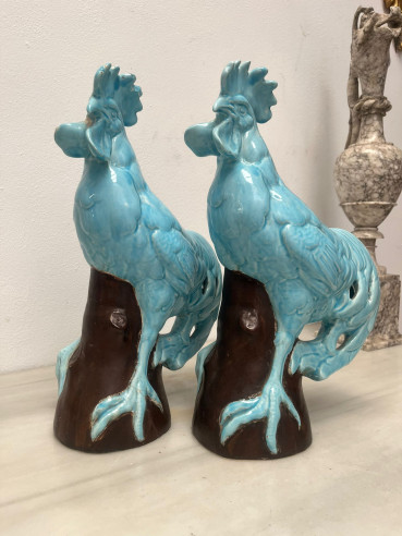 Pareja de gallos en porcelana.