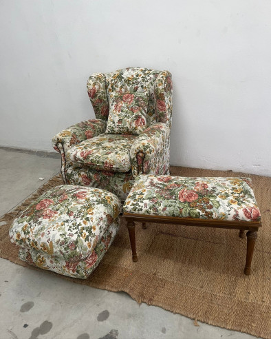 Conjunto de sillón con puff y banqueta para cama, ideal para el rincón de la lectura en el dormitorio.