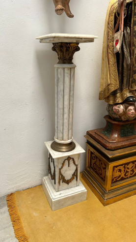 Pedestal de mármol con adornos en bronce.