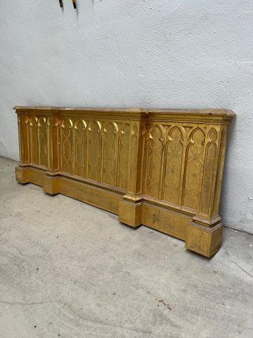 Frontal de altar dorado en oro fino y detalles cincelados.