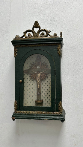 Capilla con cruz en madera, Cristo de plomo y tapizado interior.