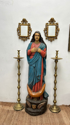 Virgen tallada en madera sobre ángeles, toda hecha en una sola pieza.