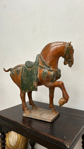 Caballo de guerra en terracota de la dinastía Tang de Fergana.