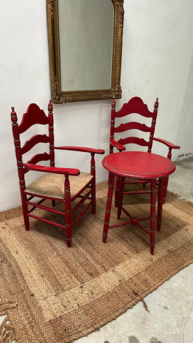 Conjunto Sevilla de 2 sillones con base de anea en perfecto estado y mesa circular.