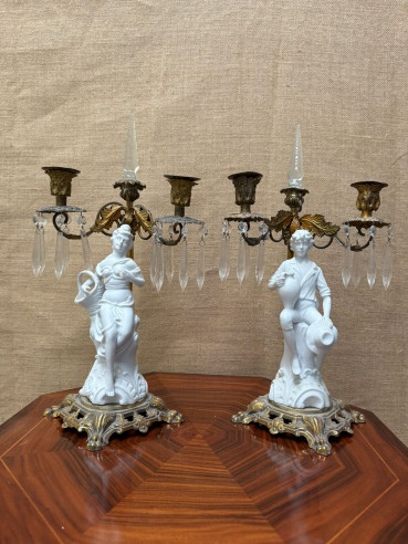 Elegante pareja de candelabros en bronce y biscuit.