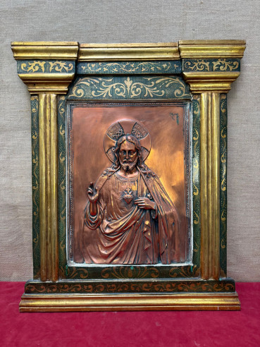 Retablo en madera con bonito estucado con plafón central del sagrado corazón en cobre.