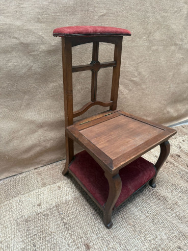 Antiguo reclinatorio con asiento