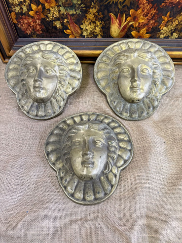 3 Plafones en bronce, cabezas de mujer siguiendo modelos neoclásicos, (cariátides).